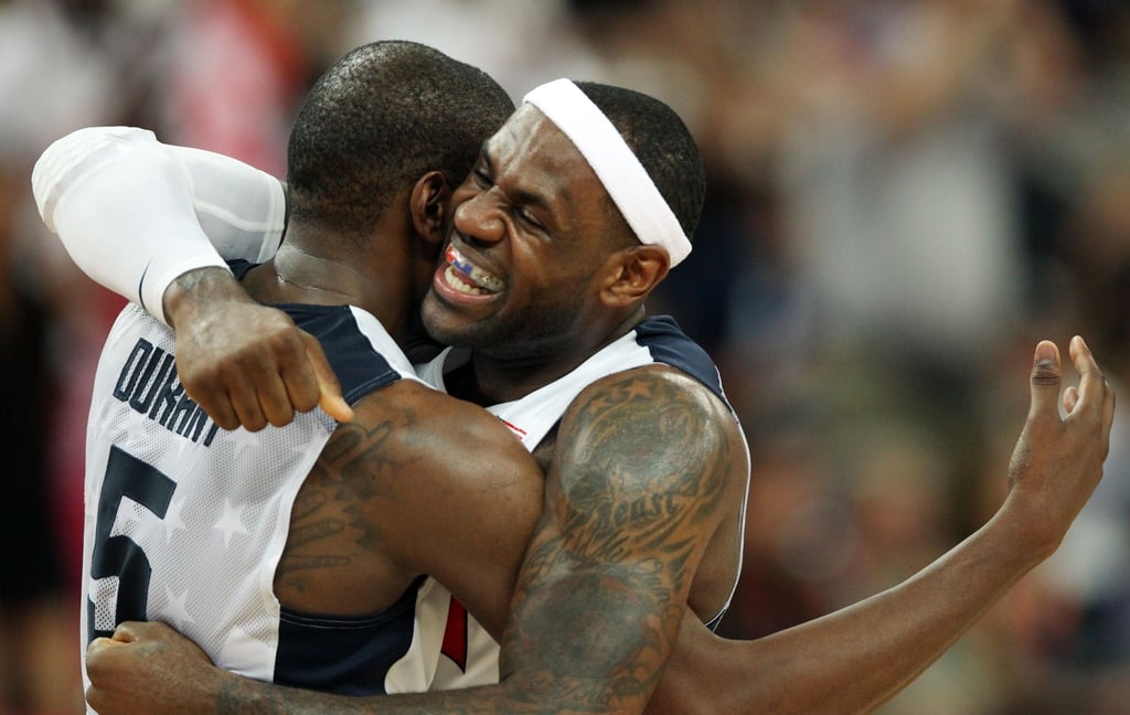 Die beiden NBA-Stars Kevin Durant (l) und LeBron James stehen im vorläufigen Kader für die Olympischen Spiele 2024 in Paris.