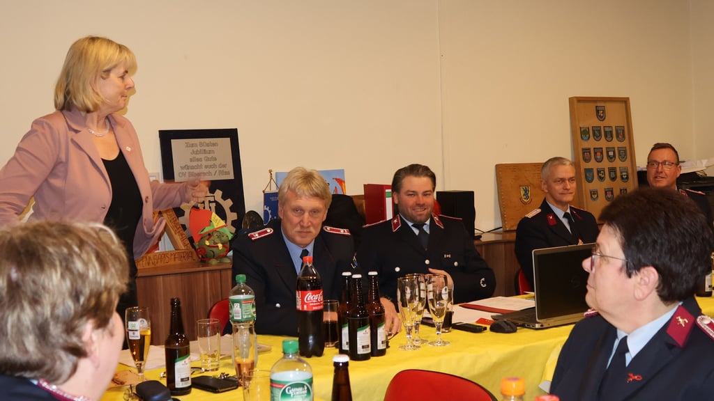 Verbandsgemeindebürgermeisterin Steffi Friedebold war bei der Jahreshauptversammlung der Feuerwehr in Kamern dabei. Sie dankte den Aktiven für die Einsatzbereitschaft und den Familien für die Unterstützung.