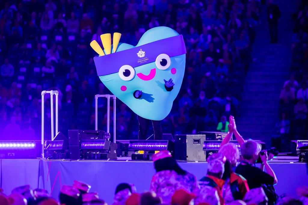 Das Maskottchen „Unity“ ist bei der Eröffnungsfeier der Special Olympics World Games Berlin 2023 zu sehen.
