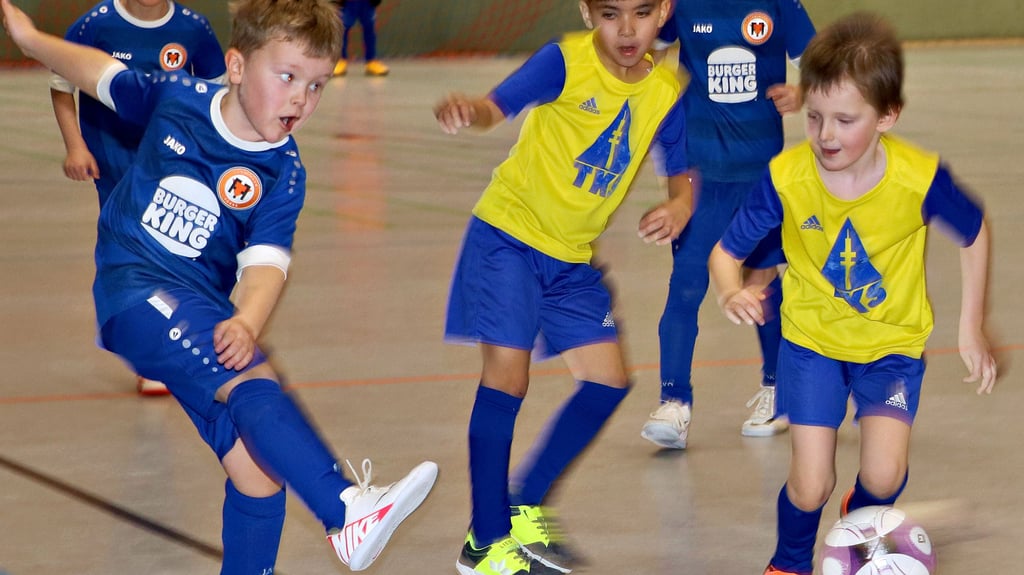 Die Elbekicker (in gelben Trickots) hatten bei den G-Junioren gegen die Fläminger Füxxe 2 (in blau) beim 0:5 keine Chance.