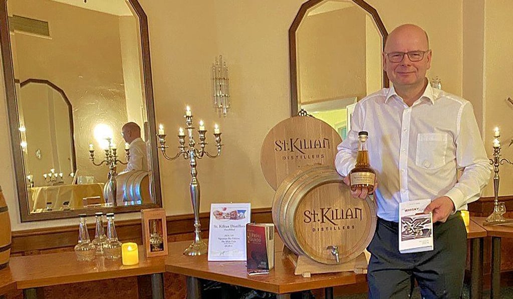 Roman Behrens mit dem eigenen Jubiläums-Whisky. Er wurde zum 25-jährigen Bestehen eingelagert – zum 30. wird er ausgeschenkt. Die Whisky-Bar im Hotel Behrens ist als beste in Deutschland nominiert.