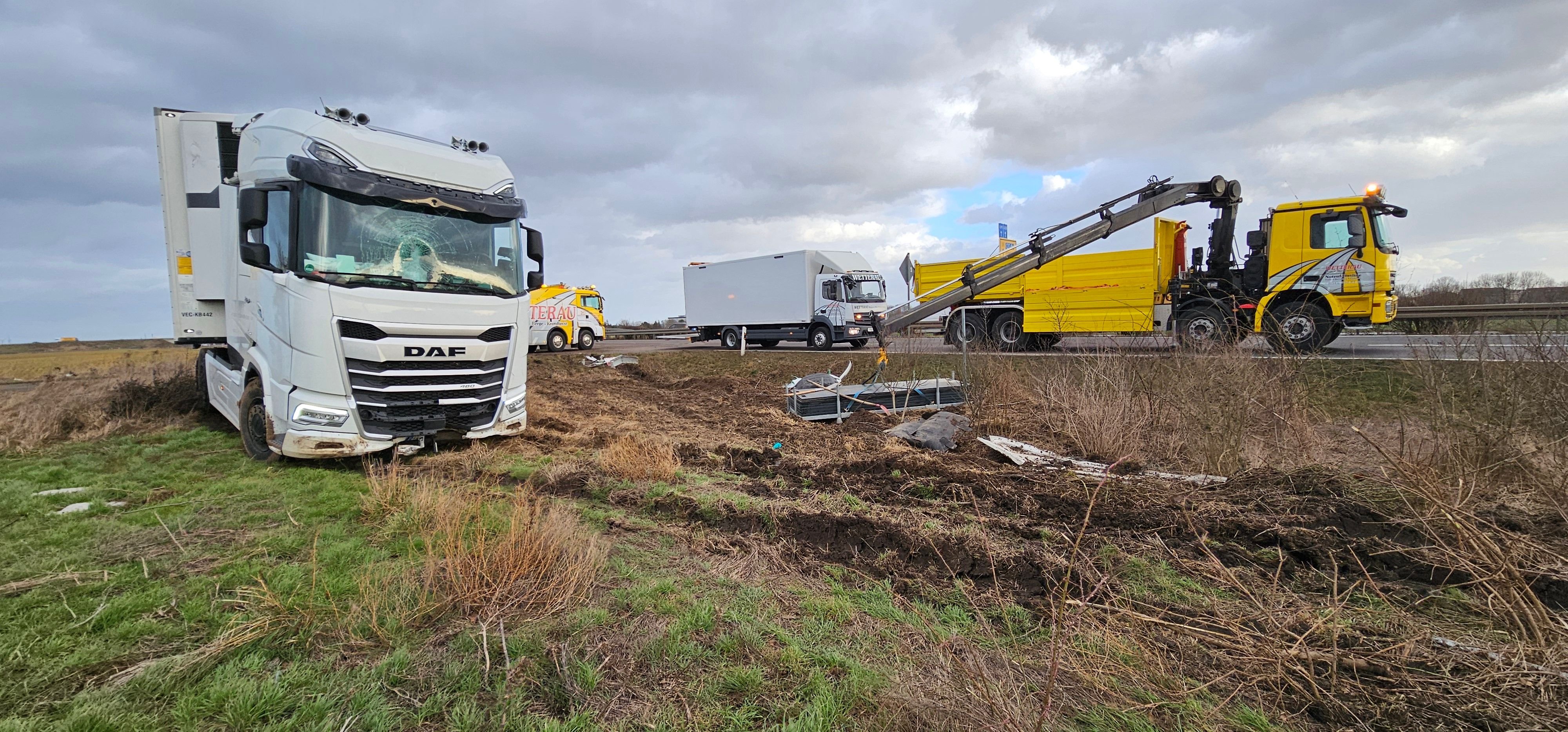 Bergung Eines Lkw: Lastwagen Bei Landsberg Von Fahrbahn Abgekommen ...