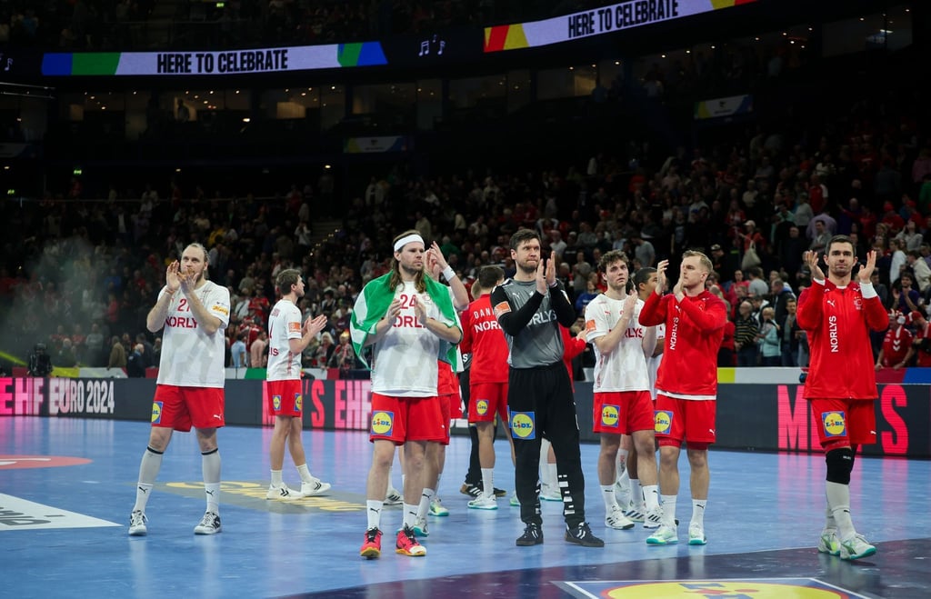 Dänemarks Mikkel Hansen (3.v.l), Torhüter Niklas Landin (M) und weitere Spieler verabschieden sich nach dem Spiel von den Zuschauern.