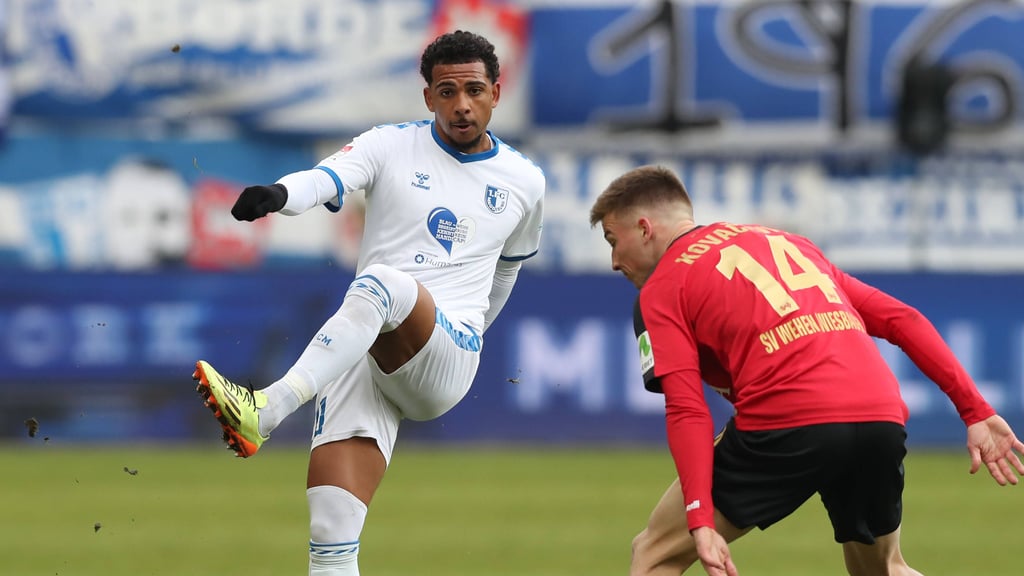 Xavier Amaechi vom 1. FC Magdeburg hat sich im Heimspiel gegen SV Wehen Wiesbaden die Hand gebrochen.