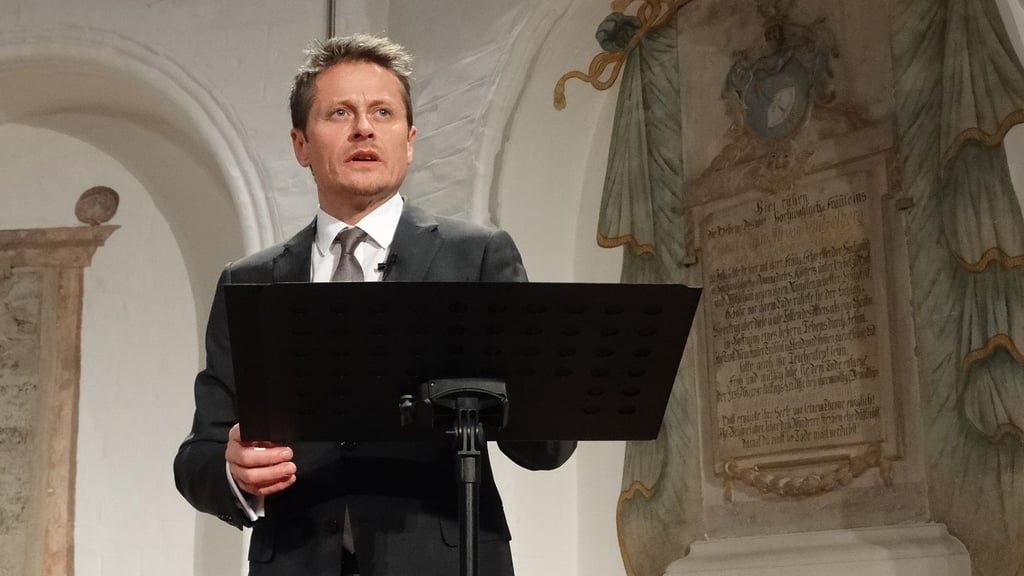 Roman Knižka bei seinem Auftritt zur musikalischen Lesung „Ich wand’re durch Theresienstadt“ in der Katharinenkirche in Stendal.