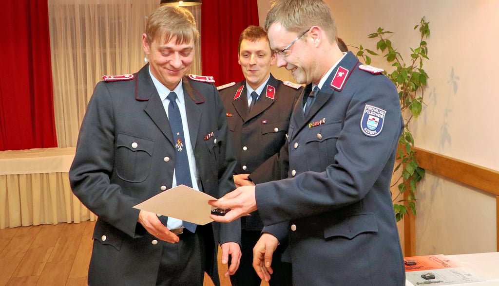 Seit 30 Jahren gehört Tobias Kralle (links) der Freiwilligen Feuerwehr Klöden an. Ortswehrleiter Danilo Mölbitz (rechts) und Bereichsleiter Torsten Winkelbauer danken ihm für seine Einsatzbereitschaft in all den Jahren.