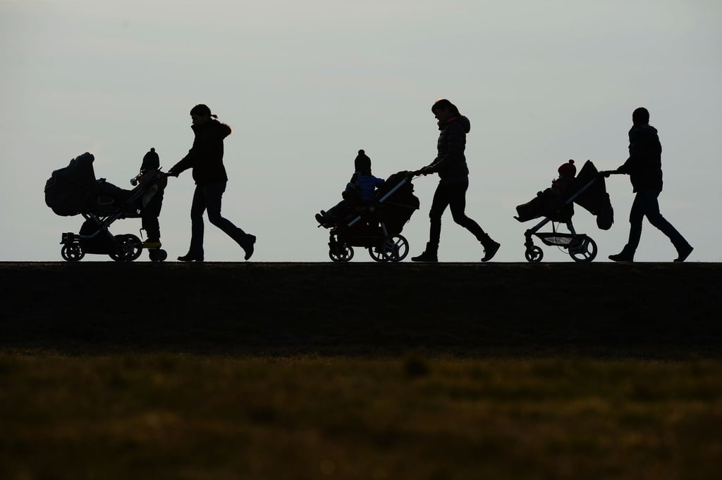 Mehrere Sozialverbände unterstützen die Forderung von SPD und Grünen, das Kindergeld parallel zum Kinderfreibetrag zu erhöhen und positionieren sich damit gegen die FDP und ihren Finanzminister Christian Lindner.