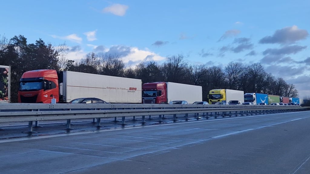 Teilsperrung! Nach einem Unfall auf der Autobahn A2 bei Burg mit einem lebensbedrohlich Verletzten staut es sich im Baustellenbereich.