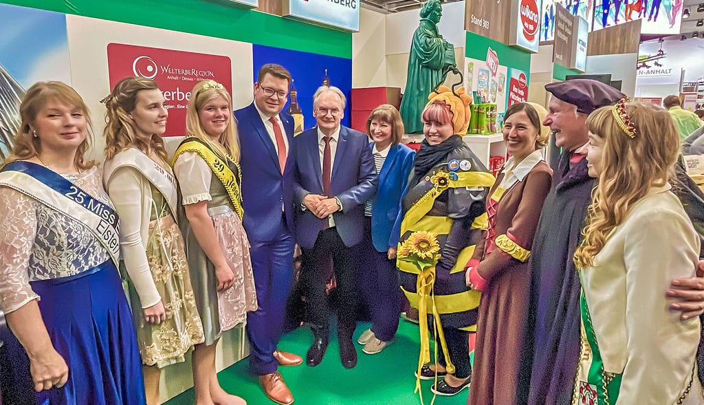 Landrat Christian Tylsch und Ministerpräsident Reiner Haseloff treffen beim Sachsen-Anhalt-Tag am Stand der Region Wittenberg auf die royalen Vertreterinnen und historischen Berühmtheiten.