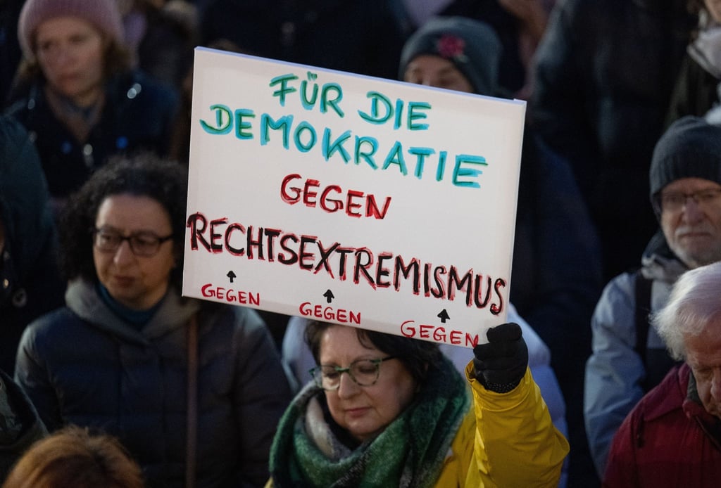 Mehrere Menschen nehmen an einer Demonstration gegen Rechtsextremismus und die AfD teil.
