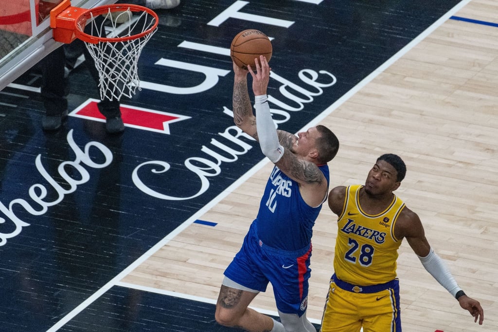 Daniel Theis von den Los Angeles Clippers (l) zieht zum Korb der Los Angeles Lakers.