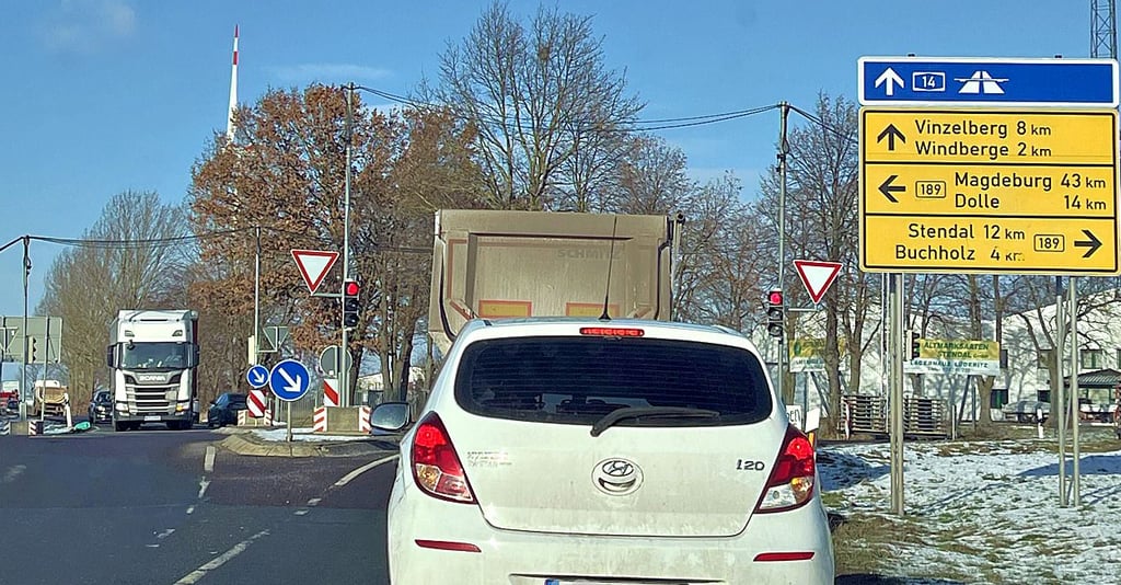 Die Ampelschaltung an der Kreuzung bei Lüderitz (B 189) wurde nach A-14-Eröffnung verändert.
