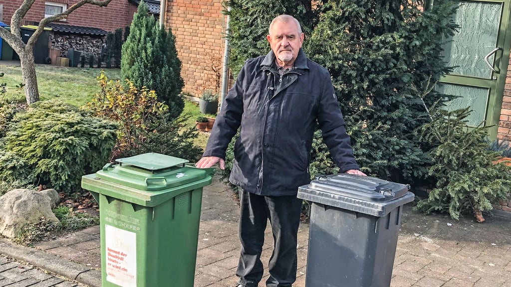Bernhard Michalik versteht es nicht: Seine Grüne Tonne bleibt nach der Entleerung in der Lechstraße auf der Straße stehen, während die graue, blaue und gelbe Tonne aufs Grundstück zurückgeschoben werden.
