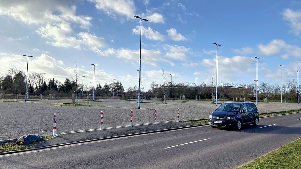 Der Gästeparkplatz des 1. FC Magdeburg im Gübser Weg in Magdeburg wird jede Nacht beleiuchtet. Auch dann, wenn keine Veranstaltungen stattfinden. Ist das energieverschwendung?
