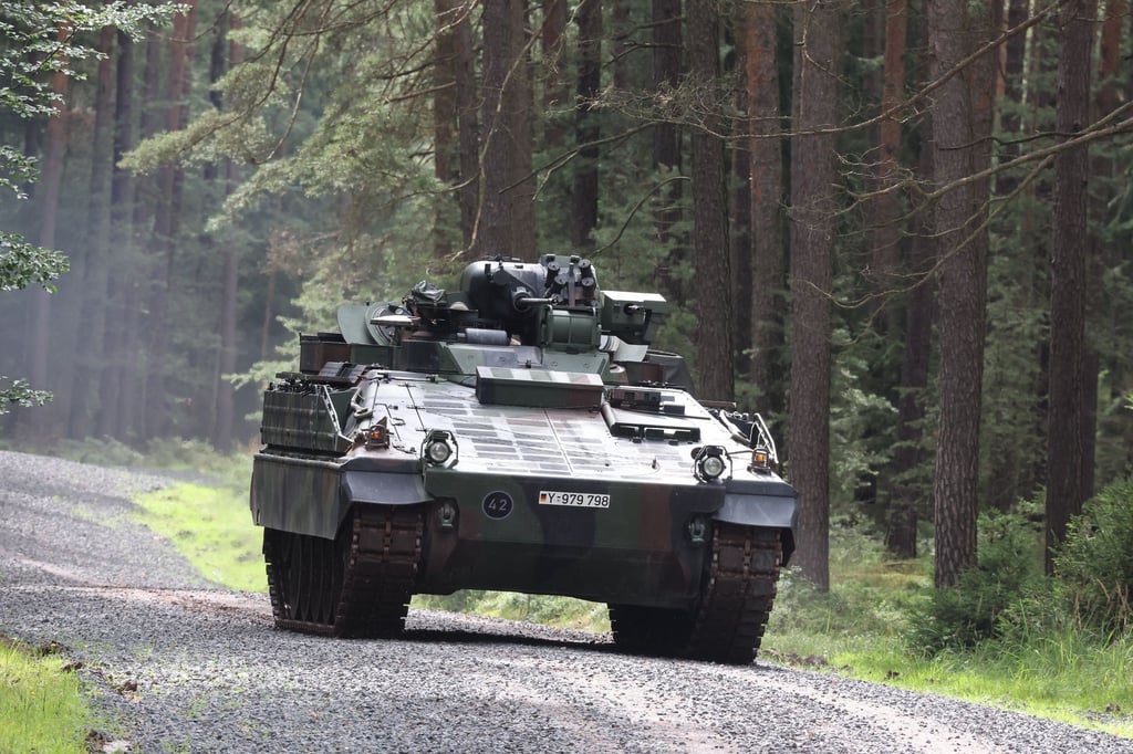 Ein Schützenpanzerwagen vom Typ „Marder“ fährt über den Truppenübungsplatz der Werratal Kaserne in Thüringen.