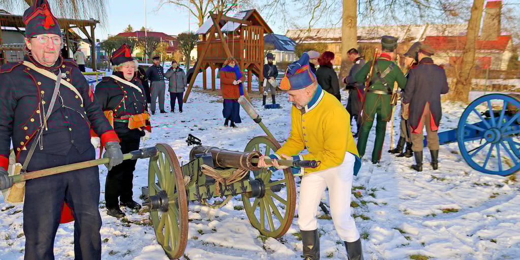 Mitglieder des militär-historischen Vereines trafen sich zum 25. Vereinsgeburtstag in Tryppehna.