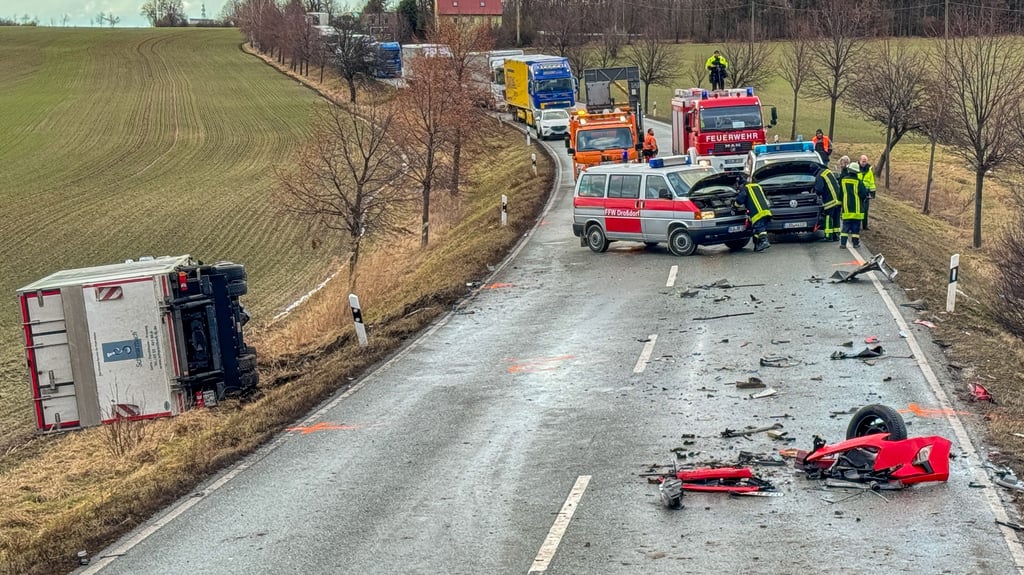 Eine Vollsperrung ist auf der Bundesstraße B2 in Giebelroth eingerichtet. Dort kam es zuvor zu einem Unfall mit einem Lkw.