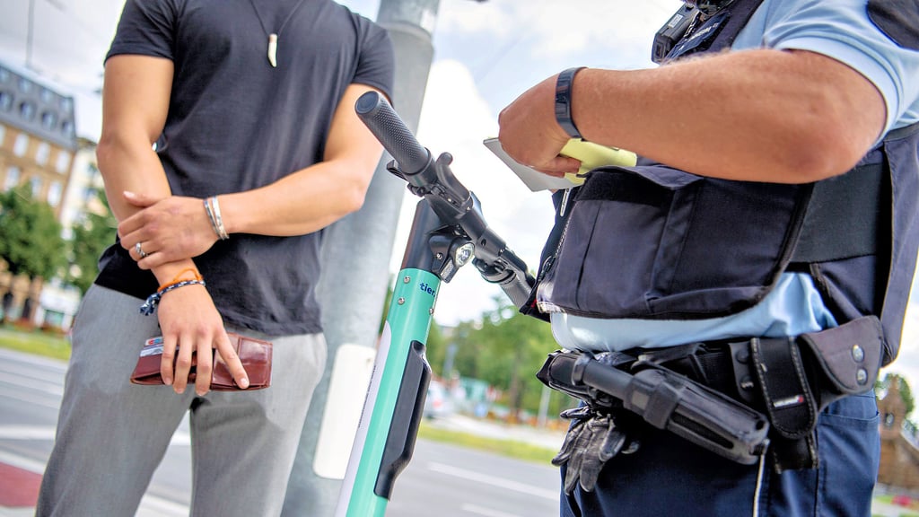 In Salzwedel sind Politessen künftig wohl mit E-Scooter den Ordnungswidrigkeiten auf der Spur.