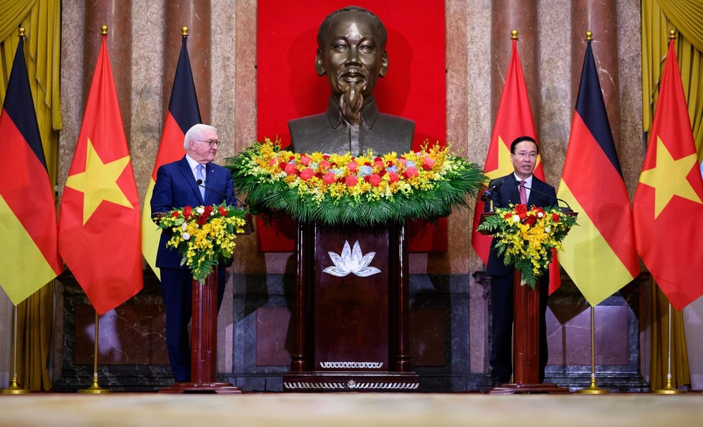 Bundespräsident Frank-Walter Steinmeier und der vietnamesische Staatspräsident Vo Van Thuong in Hanoi.