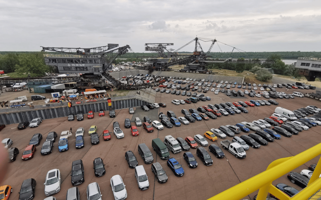 Die Trödelmarkte auf dem Ferropolis-Gelände sind immer gut besucht.