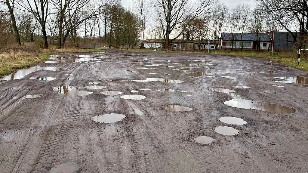 Der unbefestigte Platz gleicht derzeit einer matschigen Huckelpiste voller Löcher und Unebenheiten. Das soll sich demnächst ändern.