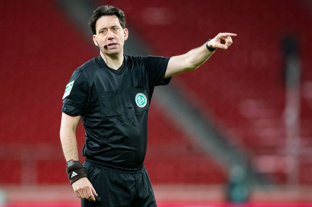 Schiedsrichter Manuel Gräfe gestikuliert.