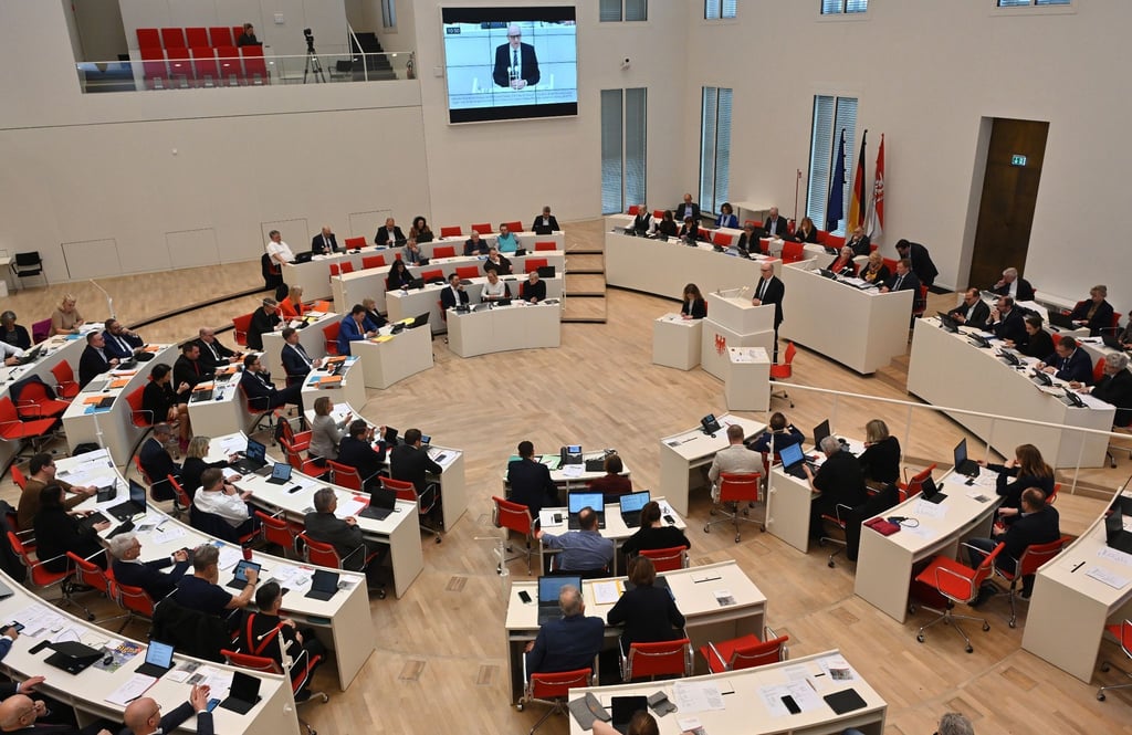 Dietmar Woidke (SPD, Mitte r), Ministerpräsident von Brandenburg, spricht in der Debatte des Landtages von Brandenburg.