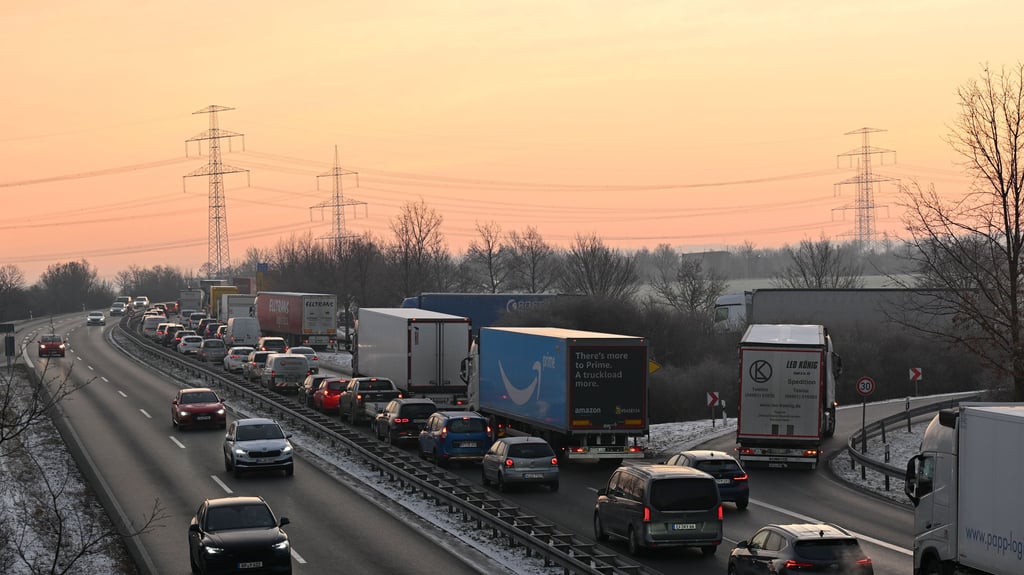 Nach einem Unfall auf der Autobahn A14 bei Halle ist die Fahrbahn zwischen Löbejün und Halle-Trotha gesperrt.
