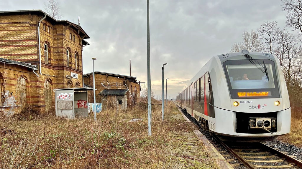 Der Bahnhof in Bebitz ist eine Ruine. Ein Zug hält hier seit einigen Jahren nicht mehr. Die Bahnen fahren nur noch vorbei.