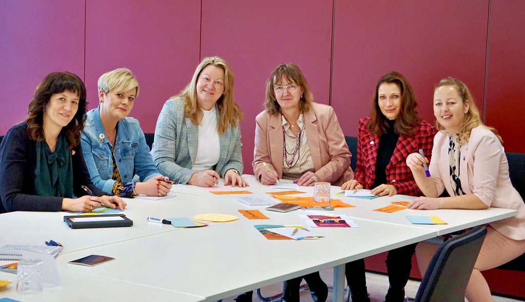 Sie haben es geschafft, wie können sie mehr werden? Doreen Krüger, Cathleen Lüdicke, Nicole Golz, Karina Cleve, Heike Krauel und Steffi Syska (v.l.) waren sechs der Teilnehmerinnen am zweiten Bürgermeisterinnentreffen Sachsen-Anhalts, das am Mittwoch im Mehrgenerationentreff Sandersdorf stattfand.