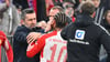 Union Berlins Trainer Nenad Bjelica greift Bayern-Spieler Leroy Sané ins Gesicht und sieht dafür die Rote Karte.