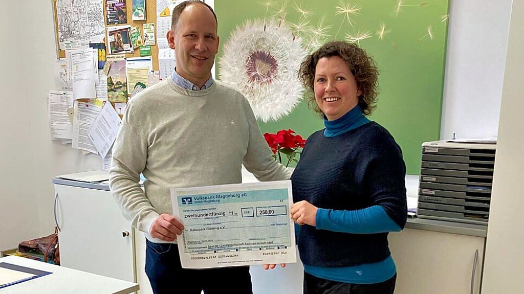 In einem der neu möblierten Büros überreicht Lars Appelt den Spendenscheck an Geschäftsstellenliterin Daniela Jännsch.