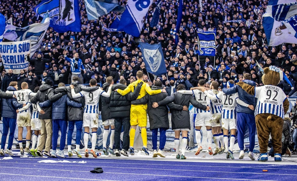 Die Mannschaft feiert mit ihren Fans den Sieg.