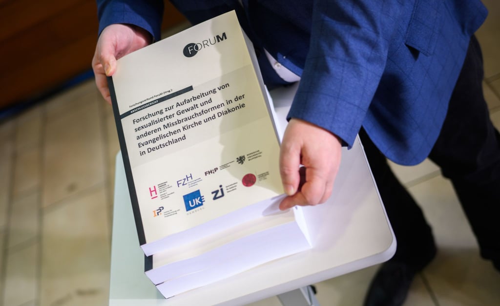 Die Studie zu sexualisierter Gewalt in der Evangelischen Kirche in Deutschland (EKD) und der Diakonie dokumentiert mindestens 1259 Beschuldigte.
