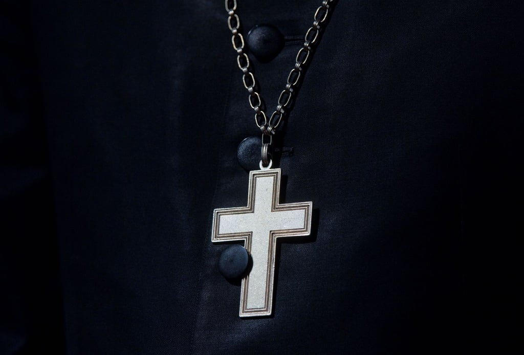 Ein Kreuz glänzt am Hals von Heinrich Bedford-Strohm, damals EKD-Ratspräsident, bei einem Ökumenischen Gottesdiens in der Marktkirche.