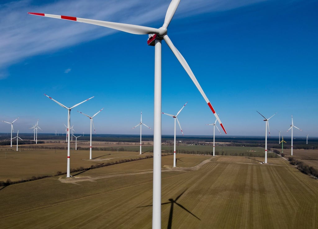 Windräder drehen sich in einem Windpark.