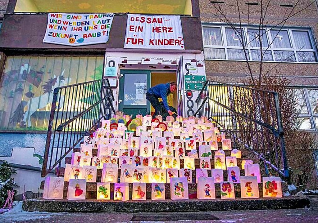 Selbstgebastelte Lichter als Zeichen des Protestes