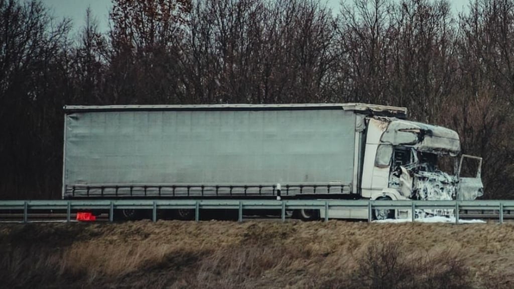 Ein brennender Lkw sorgte am Morgen auf der A14 bei Halle für eine Vollsperrung und Sichtbehinderungen.