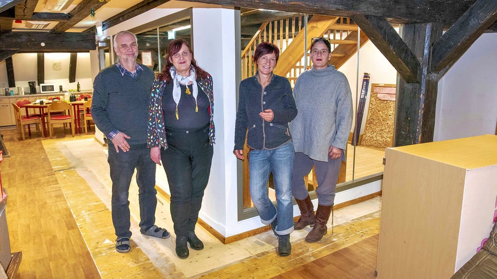 Warten auf das Ende der Umbauarbeiten in der Ölmühle: Ölmühle-Leiterin Iris Seidel, Mitarbeiterin Anke Stöhr sowie Iris Schwierz, Vorsitzende des Ölmühle-Vereins, und ihr Stellvertreter Stefan Giese-Rehm (v.r.n.l.).