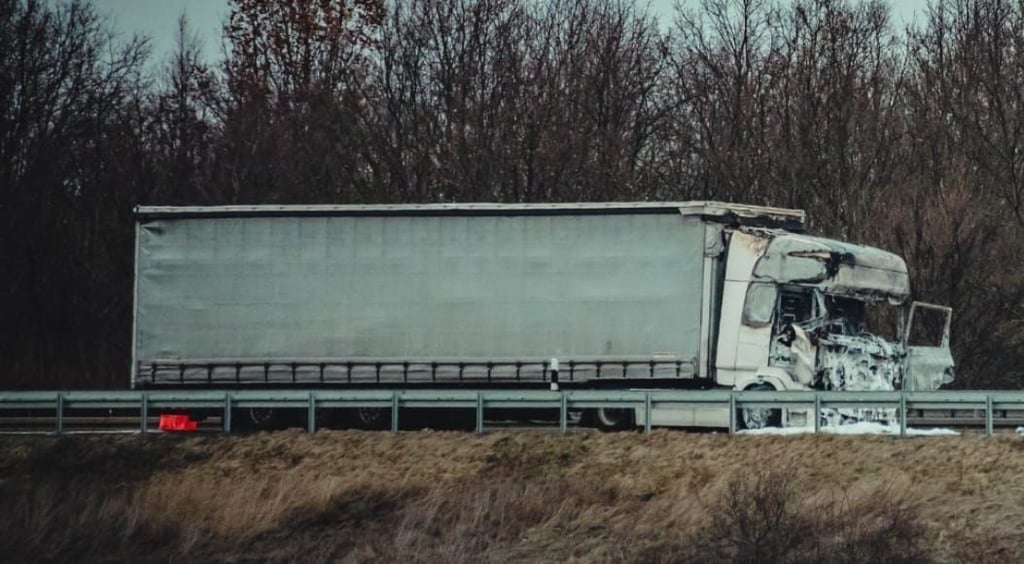 Ein brennender Lkw sorgte am Morgen auf der A14 bei Halle für eine Vollsperrung und Sichtbehinderungen.