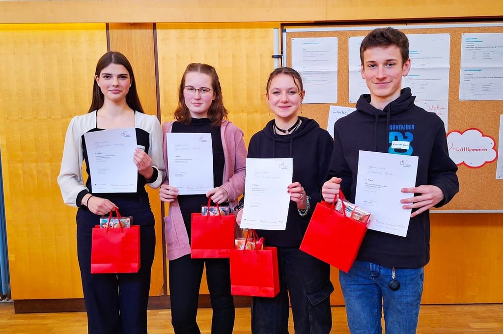Nelly Wilhelm (von links), Miriam Wutke, Jette Eichler und Valerian Lietz standen im Finale der Sekundarstufe eins.