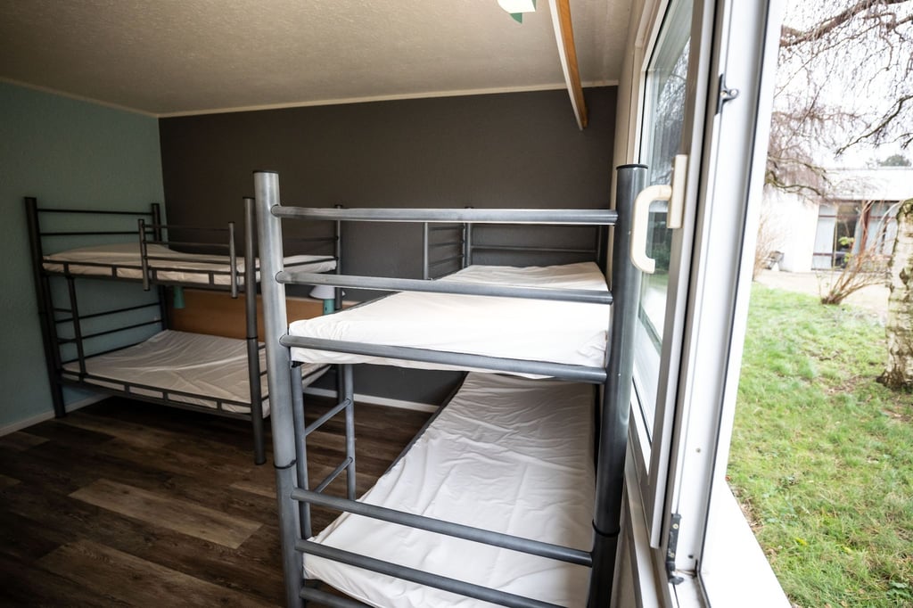Blick in ein Vier-Bett-Zimmer in einer Unterbringungseinrichtung für Asylsuchende in einem ehemaligen Hotel.