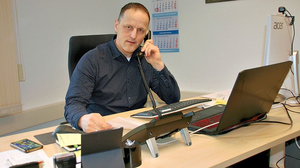 Verbandsgemeindebürgermeister Stefan Crackau an seinem neuen Arbeitsplatz in Rogätz.