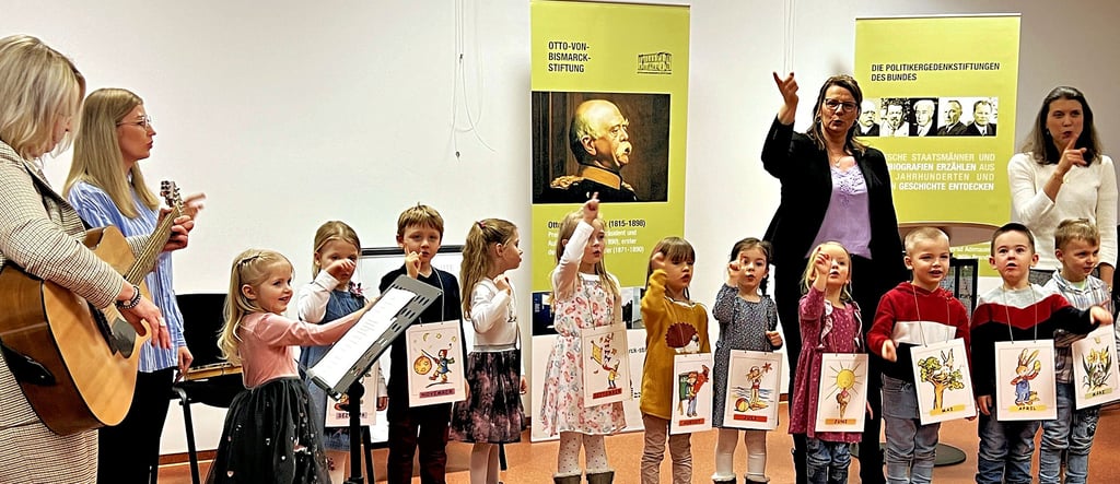 Die Kinder von der Tagesstätte „Spatzennest“ sangen zu Beginn des Empanges unter anderem von der Jahresuhr sowie das „Lied über mich“. Zuerst stellten sich jedoch alle Kinder den Anwesenden vor. Auch das Lied von den Schönhauser Kindern durfte nicht fehlen.