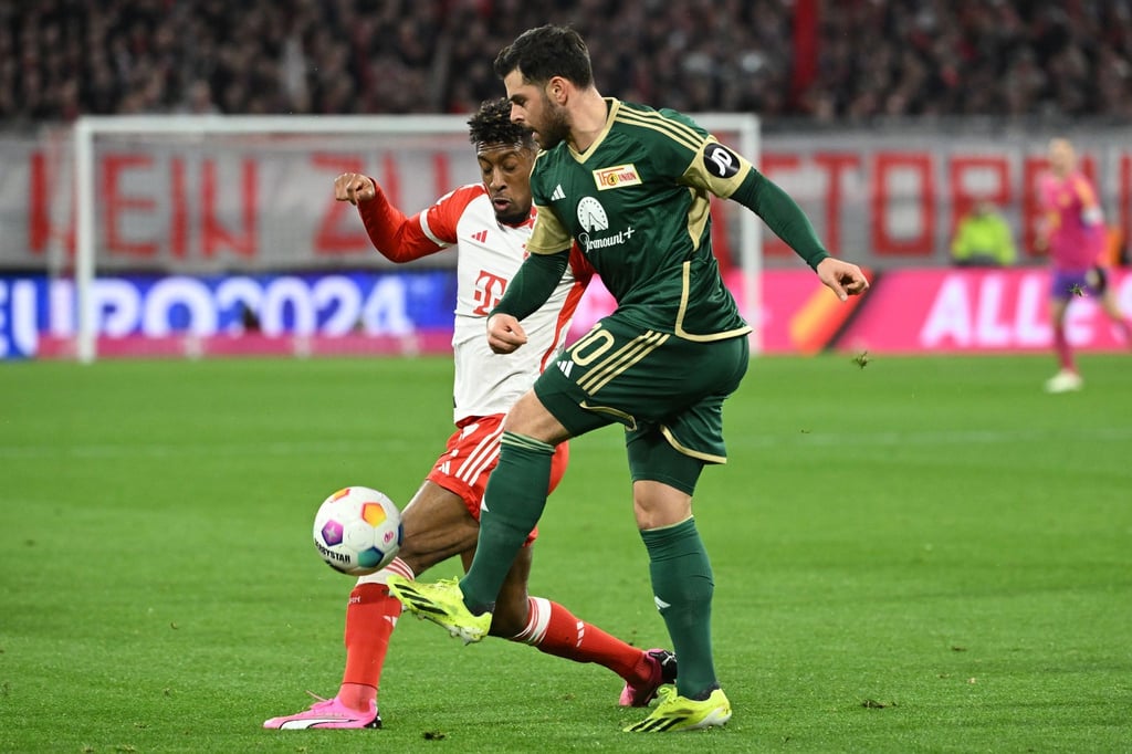In der ersten Halbzeit des Nachholspiels gegen den FC Bayern München ist Unions Kevin Volland (vorne) schmerzhaft mit Bayern-Verteidiger Dayot Upamecano zusammengeprallt.