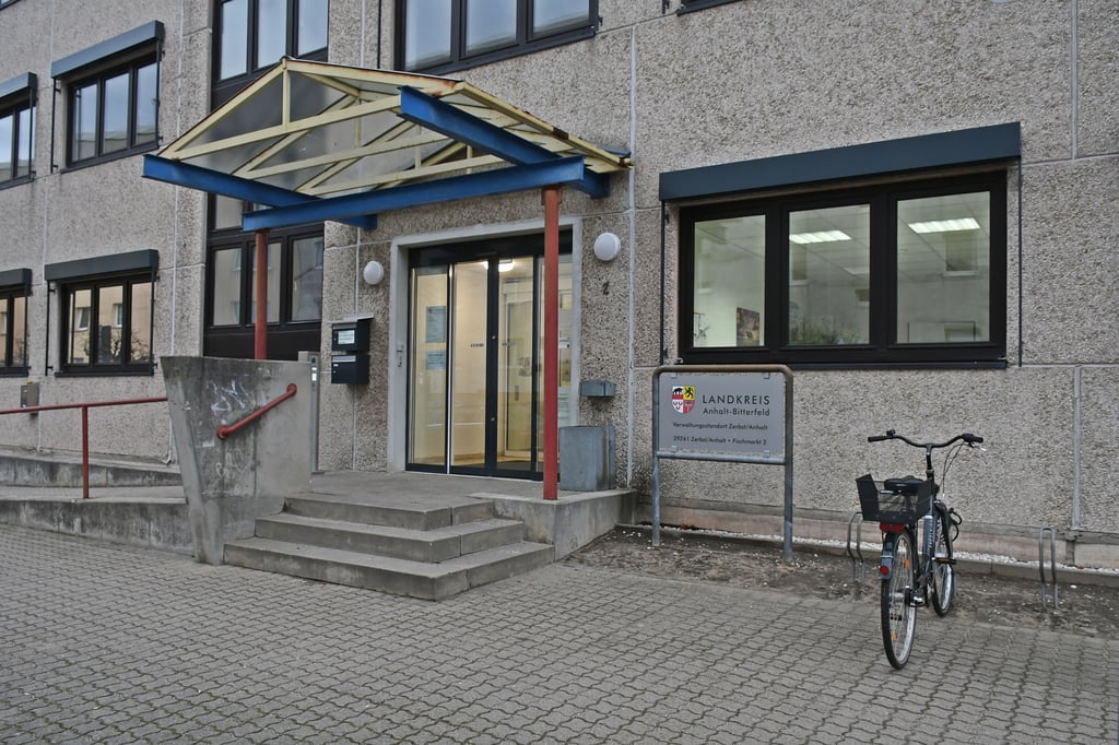 Eines von zwei Verwaltungsgebäuden des Landkreises Anhalt-Bitterfeld, das am Zerbster Fischmarkt, könnte eine Gemeinschaftsunterkunft werden.
