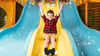 Lange Rutschen mit möglichst vielen Wellen: Das gefällt Kindern! Auf Indoor-Spielplätzen können sie herumtoben, egal wie mies das Wetter draußen ist.  
