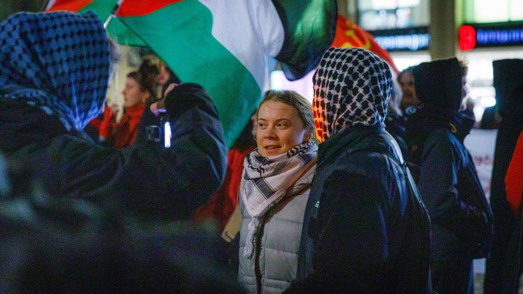 Die schwedische Klimaaktivistin Greta Thunberg nimmt an einer pro-palästinensischen Demonstration in Leipzig teil.