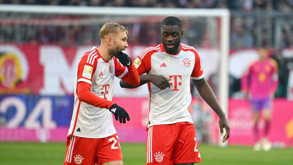Konrad Laimer (l.) und Dayot Upamecano im Trikot des FC Bayern.