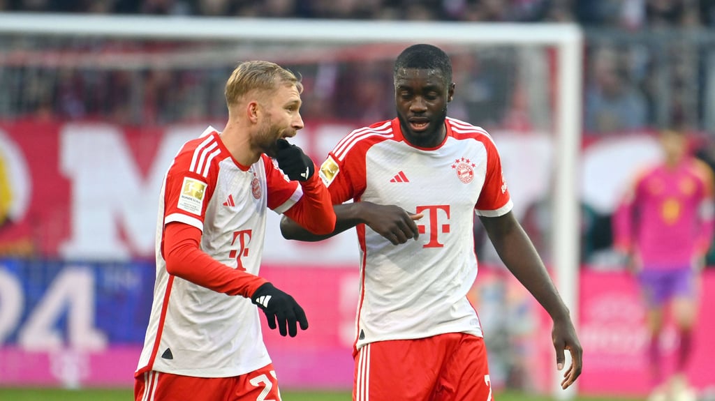 Konrad Laimer (l.) und Dayot Upamecano im Trikot des FC Bayern.